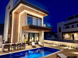 Santa Barbara Seafront villas w jacuzzi pool, hotel v destinaci Paphos City