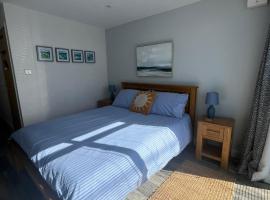 Entire guest suite in Four Mile Bridge, Rhoscolyn, hotel em Valley