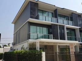 Modern&Peace full home 4BR near Airport, hotel v destinaci Chiang Mai