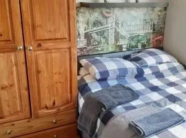 Double bedroom sleeps 1 or 2 with back garden view