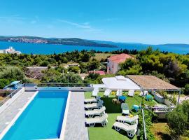 Villa Confido Lux Apartment, PRIVATE POOL, hotel in Seget Donji