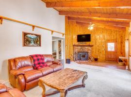 Convenient Running Springs Home - Dogs Welcome!, hotel v destinaci Running Springs