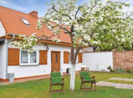 Cozy Home In Nowe Warpno With Lake View, hôtel à Nowe Warpno