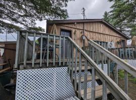 Modern Tiny Wood Cottage 03, hotel a Wasaga Beach