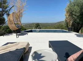 À 12, piscine, BBQ, calme et café face montagne