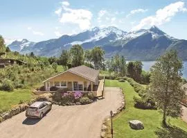 Gorgeous Home In Hundeidvik