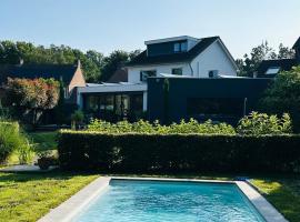 Nice house with swimming pool near Maastricht, hotel a Bunde