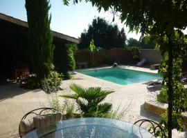 Beaujolais Charentay lyon Maison avec piscine, hôtel à Charentay