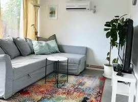 Centralt och havsnära med utsikt mot pool