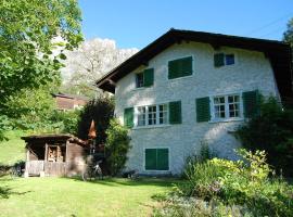 Bergbauernhaus an Wasserfall und Waldrand, alojamiento con cocina en Schw&auml;ndi