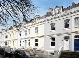 Harbour House - Central Location with Free Parking