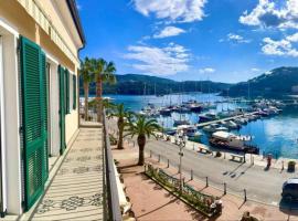 Luxury Seafront Penthouse, hotel de lujo en Porto Azzurro