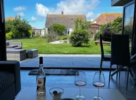 Whispering Waves Guest house, Brighton-8 mins, Guests 4, Beachfront, Free parking, WiFi, Kitchen and AC
