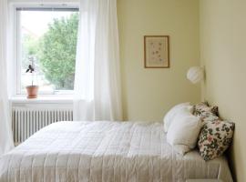 Lägenhet med trädgård nära stad och hav, hotelli kohteessa Varberg