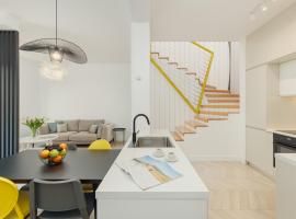 Mosaic Penthouse Condo with Sea View, hotel a Risan