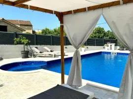 HelaMoni, New 5 Star 2 Person apartments with pool