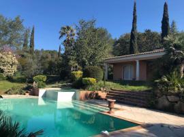 Luxueux Cocon avec parc paysagé avec piscine XXL à débordement, mer et plages 15 minutes, hotel di Pierrefeu-du-Var