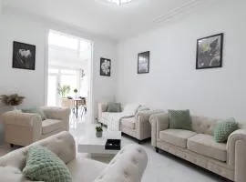 Open Mind Property - HotTub, 8 Beds & 2 Car Spaces