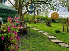 Het binnenerf yurt en keetjes, hotel v destinaci Nieuwleusen