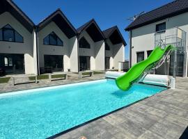 Domki Aurora klimatyzowane, z podgrzewanym basenem i zjeżdżalnią wodną