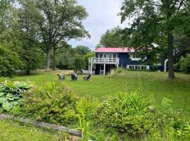 Blue cottage in Port Franks, hotel v destinaci Lambton Shores