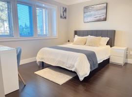 Near Skytrain and QUIET Private Bedroom Ensuite BathRM, Free Wifi & Coffee, Cozy, hotel v destinaci Burnaby