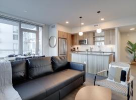 Prime Metro Proximity - Condo at Clarendon, hotel in Arlington