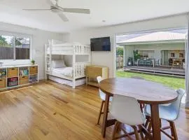 Moffat Beach Entertainer with Kids Retreat & Walk to Beach