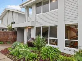 Seaside on The Parade- Sleeps 4, 2 bathroom, aircon, walk to shops! 11am check out