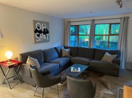 Beautiful 1BR 1BA Apartment at NORTHSTAR-Whistler, BC, hotel com piscina em Whistler