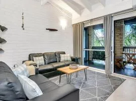 'Treetops at Glenelg' Coastal Stay with Leafy Patio