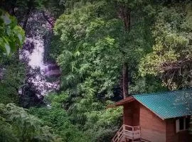 Knuckles Backpackers Hut with waterfall view