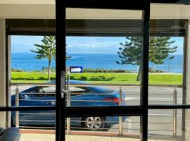 Ocean Beach Hotel, hotel in Perth