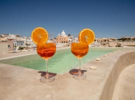 Utopia Suites Santorini, hotell i Karterados
