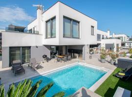 Designer Villa Luna near the sea in Volme , Pula, hotel in Banjole