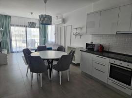 Pompeius Beachside Retreat 2-Bedroom Apartment g-7, hotel with hot tubs in Perivolia tou Trikomou