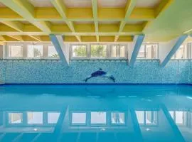 Blue Dolphin Apartment - Private indoor Pool, Jacuzzi, Garden