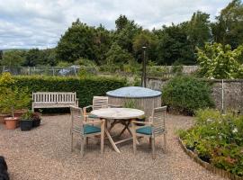 Cumledge Yew Trees Cottage, hotel di Duns