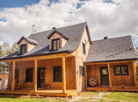 Au Chic Chalet des Chutes Chic Chalet, Hotel in Sainte-Melanie