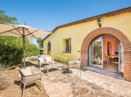 Chalet with common swimming-pool immersed in the Tuscan countryside, chalet de monta&ntilde;a en Trequanda