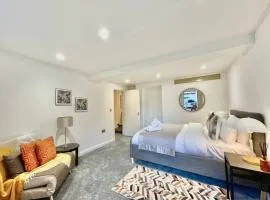 By The Beach Central Flat Accommodating 5 Guests
