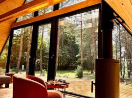 Paprotka Dom i las, hotel a Kiełpiny