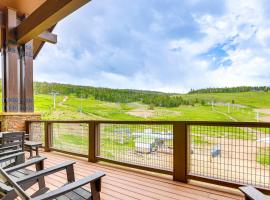 Ski-InandSki-Out Granby Penthouse with Mountain Views!, hotel v destinaci Granby