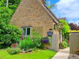 Graziers Cottage - character Cotswold cottage with inglenook, parking and pub nearby