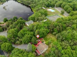 Cozy cottage in the heart of pocono, отель в городе Long Pond