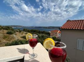 Apartments Vini, hotel in Seget Donji