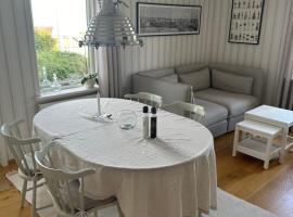 Sommarlägenhet nära Smögenbryggan, hotel v destinaci Smögen