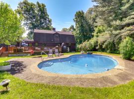 Spacious East Haddam Retreat with Private Pool!, hotel v destinaci East Haddam