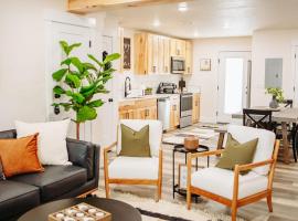 Creekside Cabin Ponderosa-stay with views near Lava, hotel v destinaci McCammon