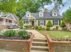 Charlotte Home with Yard - Near Spectrum Center!, hotel en Charlotte